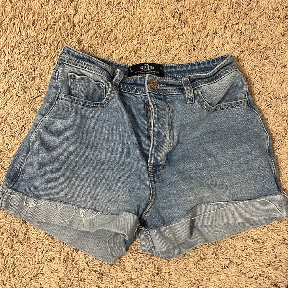 Hollister Curvy Ultra High-Rise Mom Short 3”